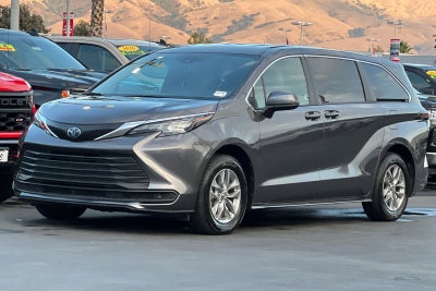 2025 Toyota Sienna LE