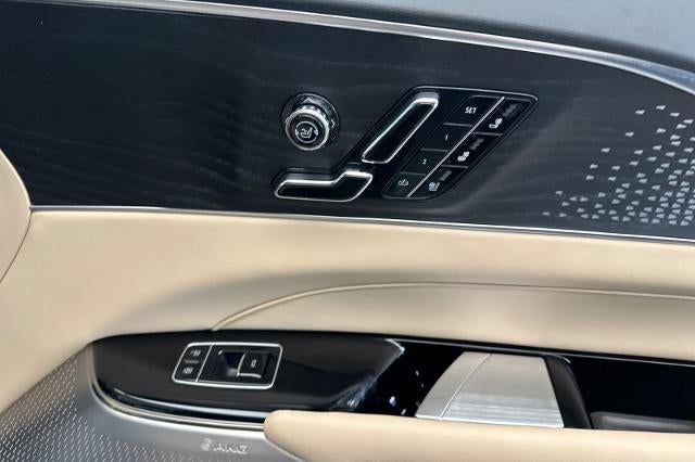 2025 Cadillac LYRIQ Luxury 3