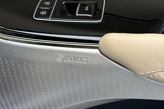 2025 Cadillac LYRIQ Luxury 3